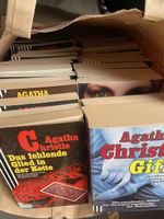 Tasche voll mit Agatha Christie Romanen