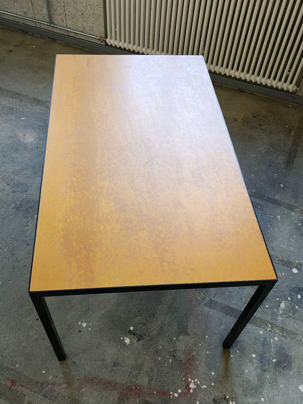 Tavoli: Tisch mit goldener Platte | Nektar Design – Usato da Zürich venduto da Glaesser 1