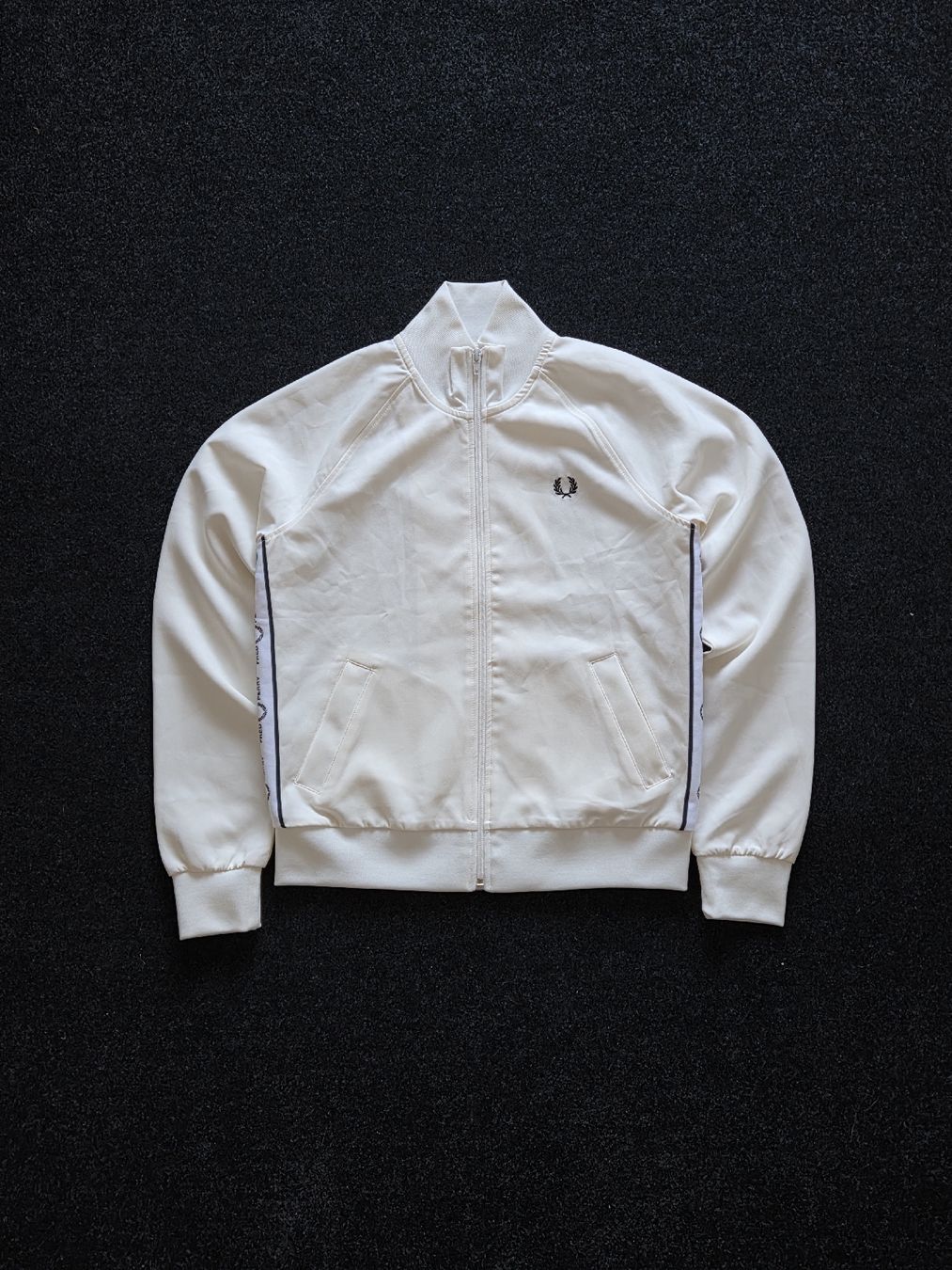 Fred Perry Giacche: Fred Perry Track Jacket / Trainingsjacke Cremeweiss – Nuovo (secondo la descrizione) da Biel/Bienne venduto da casualculture.store