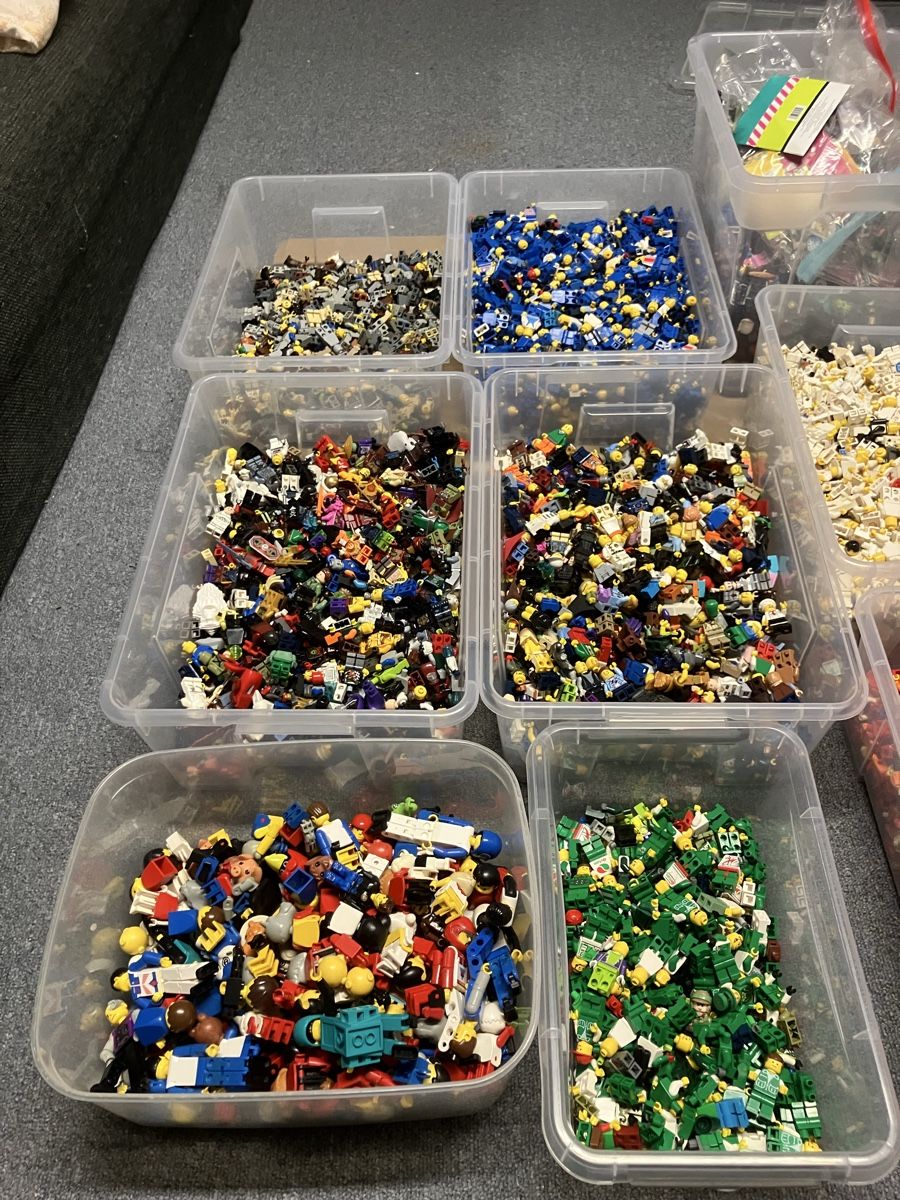 Lego Kit di costruzioni: Ca. 7000-7500 Lego Figuren – Usato da Luzern venduto da windundsichtschutz 1