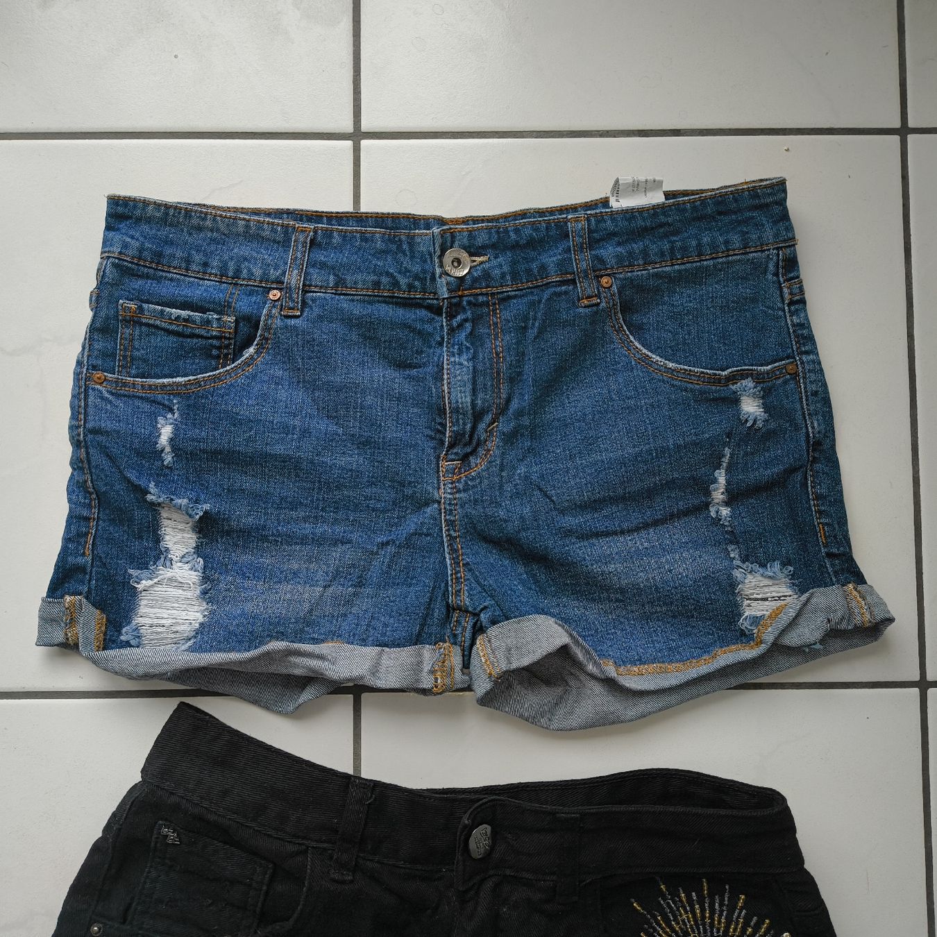 Jeans: 2 Jeans Shorts,Top Zustand – Usato da Uitikon Waldegg venduto da PJLS1 2