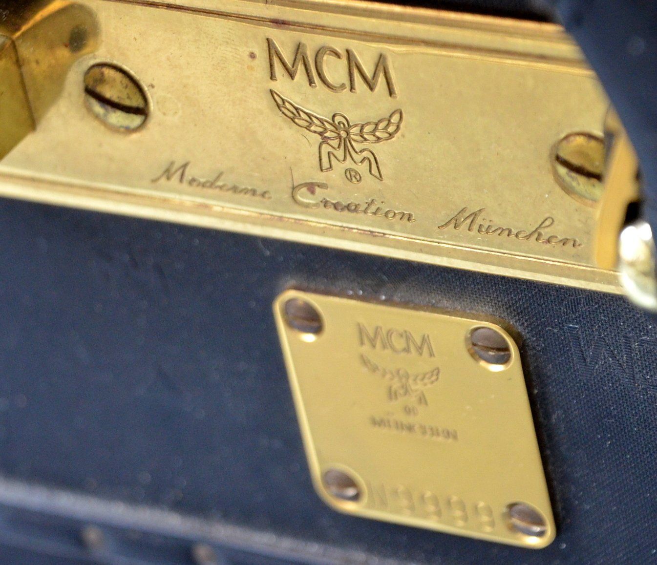 Mcm Reisekoffer: MCM Reisekoffer / Coffre de voyage – Gebraucht aus Collonges von Auganien 9
