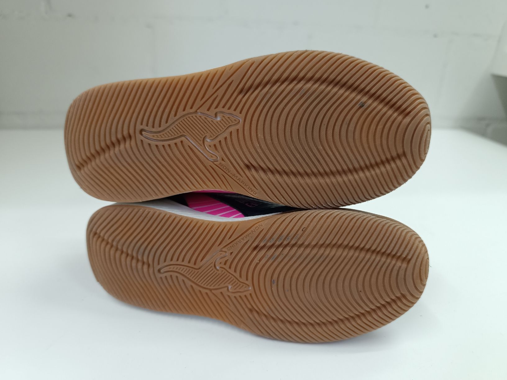 Schuhe für Mädchen: Hallenschuhe Gr. 28 – Gebraucht aus Ehrendingen von Cheronimo2 3