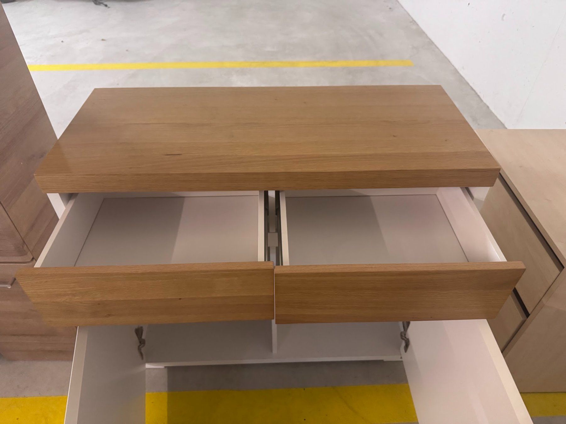 Commodes: Kommode Eichendekor / weiss – D'occasion à Beinwil am See par Rabauke79 2