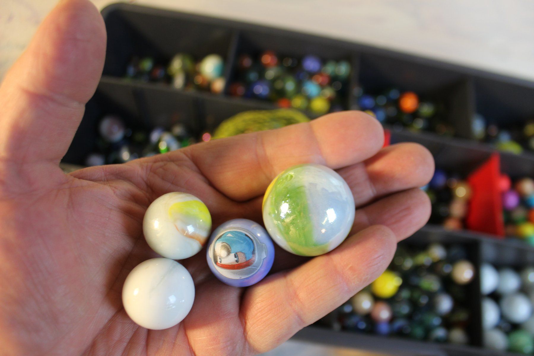 Murmeln: Grosse Murmelsammlung, versch. Farben, mit Box – Gebraucht aus Härkingen von  3