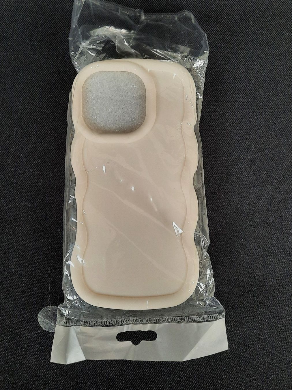 Coques & Protection écran: CANDY Case für iPhone 16 Pro – Neuf (Voir description) à Beinwil am See par Restwert_Beinwil
