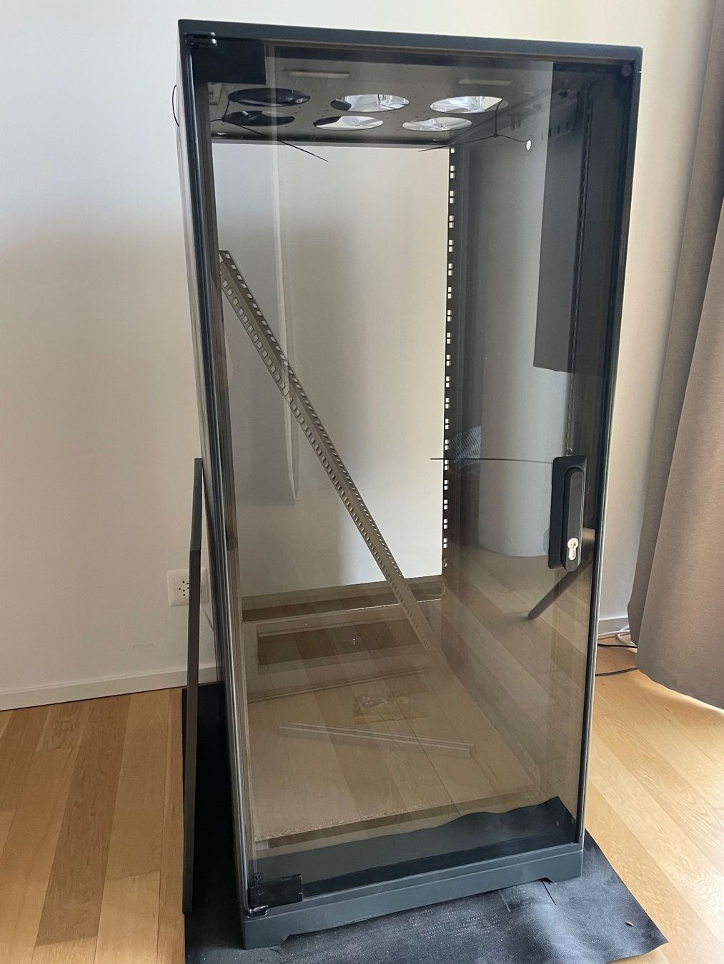 Racks & Ständer: Serverreck mit Zubehör – Gebraucht aus Luzern von gpl_9wbz