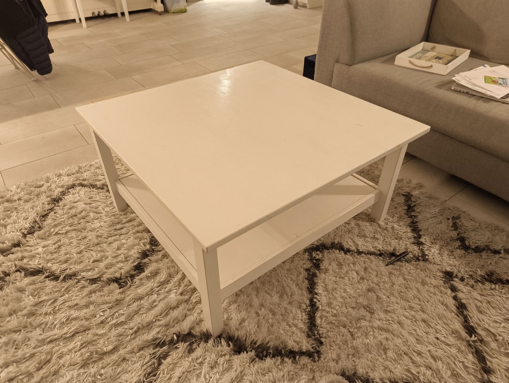 Tische: Ikea Wohnzimmertisch weiss, mit Ablage – Gebraucht aus Würenlingen von Saphiiira