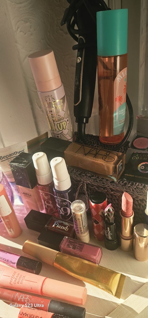 Nars Maquillage: Cosmetics assorted brands lipstick gloss hairspray perfume . – D'occasion à Rorschach par Alles_9.90 6