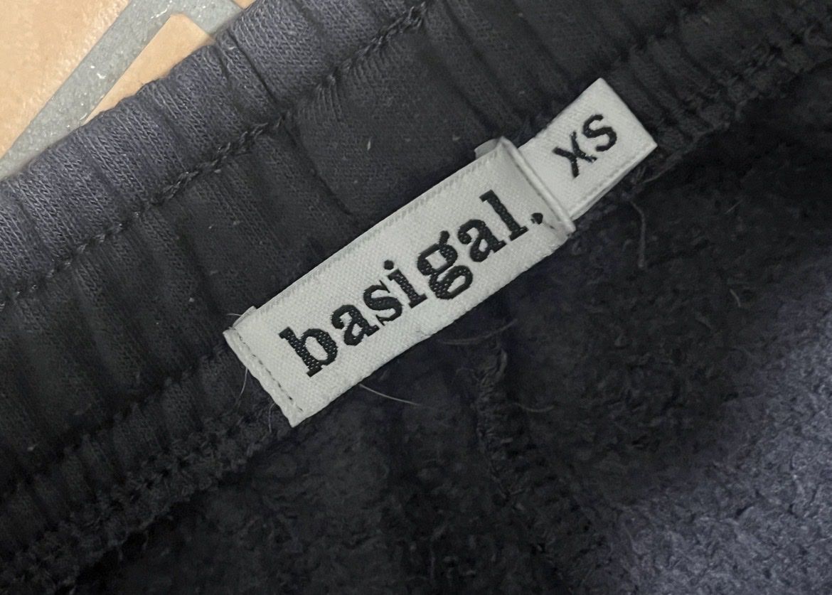Pantaloni: BASIGAL BLACK SWEATPANTS – Usato da Ebikon venduto da hrh_9dyk 1