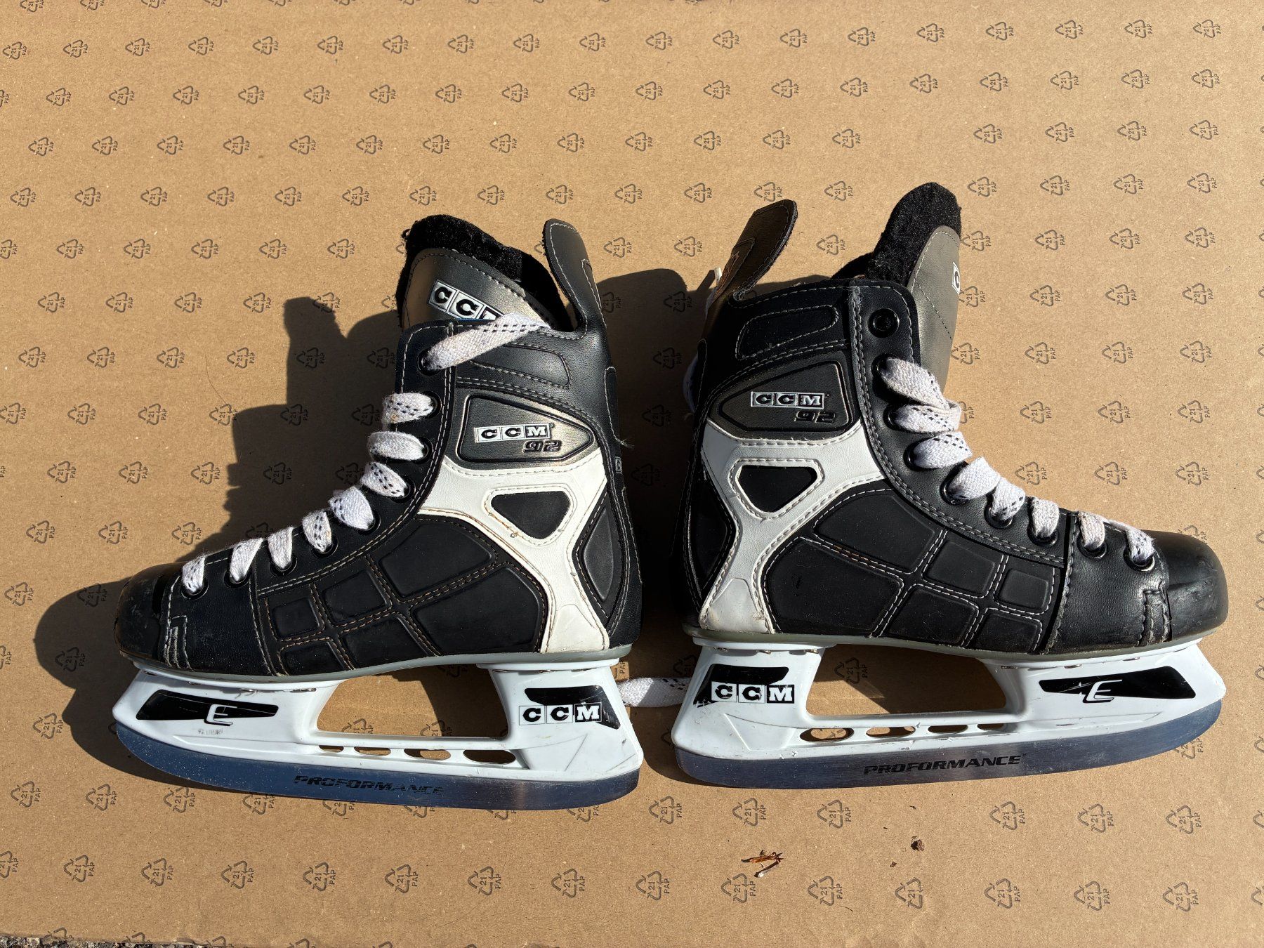 Ccm Schlittschuhe: Kinder-Schlittschuhe, Größe 2,5 – Gebraucht aus Benglen von NoCaliMore