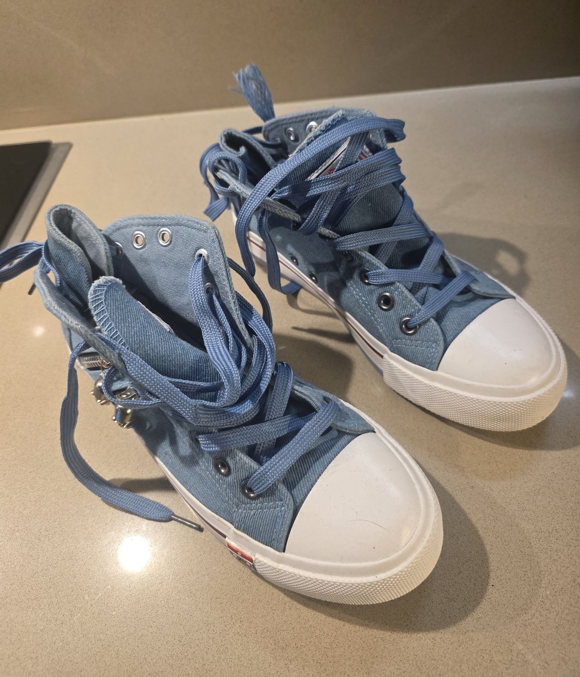 Scarpe da donna: Baskets hautes en jeans (style Converse) – Nuovo (secondo la descrizione) da Pampigny venduto da Sfanette