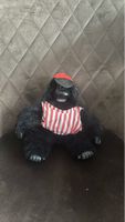 Gorilla Stofftier mit roter Kappe und gestreiftem Hemd