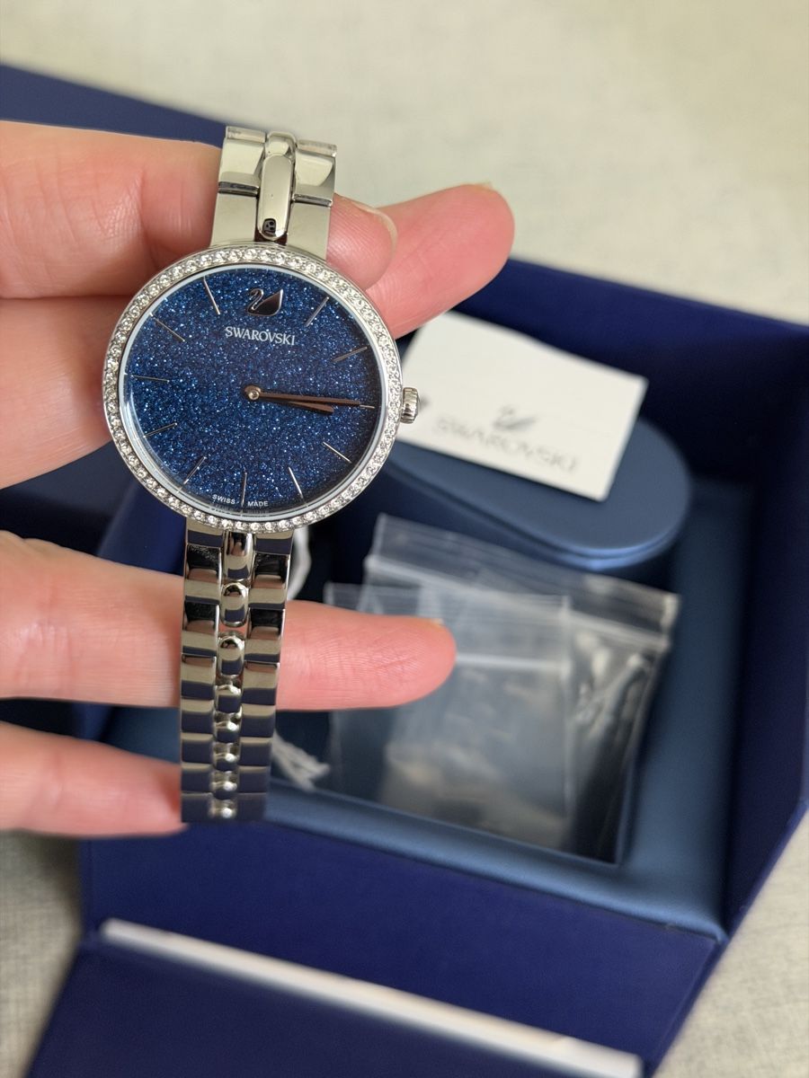 Swarovski Orologi: Original Swarovski Cosmopolitan Uhr silber/blau – Usato da Therwil venduto da as_good_as_new