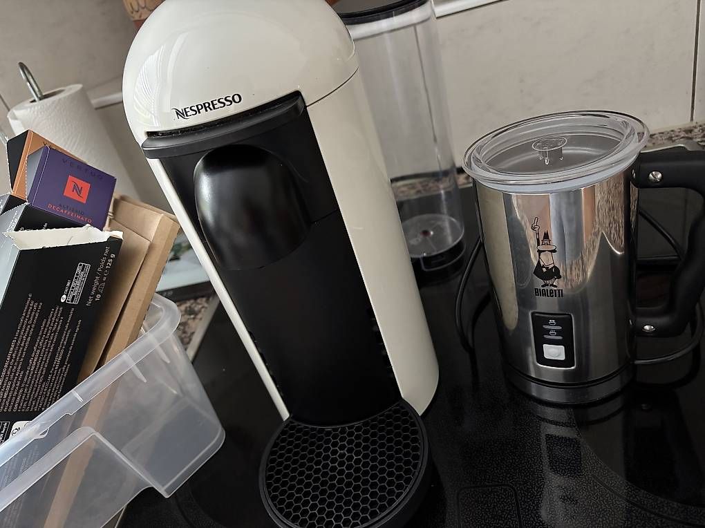 Macchine per caffè & Macchine per espresso: Nespresso Vertuo Plus und Bialetti Milchschäumer – Usato da Tägerwilen venduto da Vespa2023