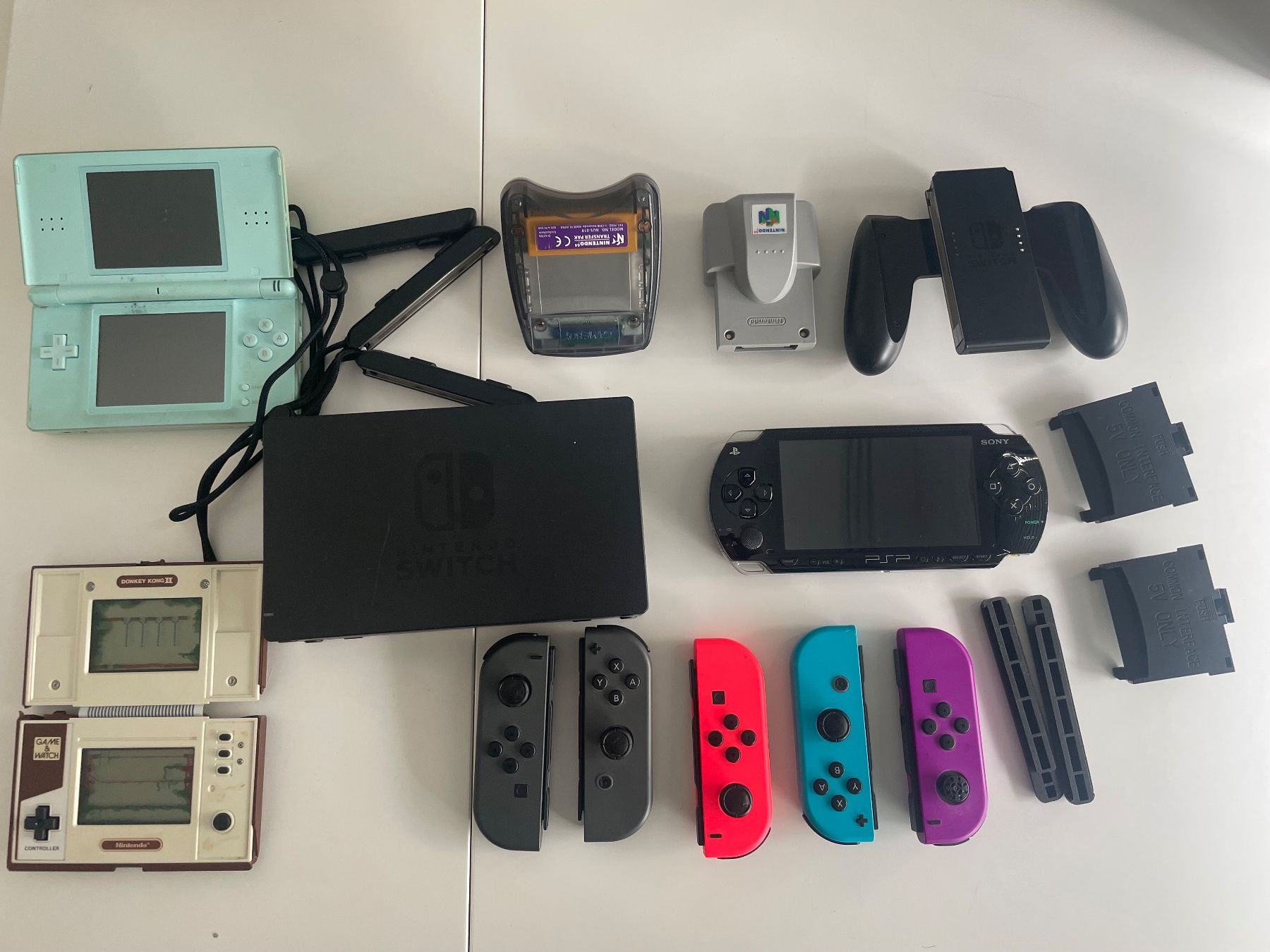 Nintendo Controller: Diverse Nintendo Switch PSP Zubehör Unkontrolliert – Usato da Dällikon venduto da buyandbehappy