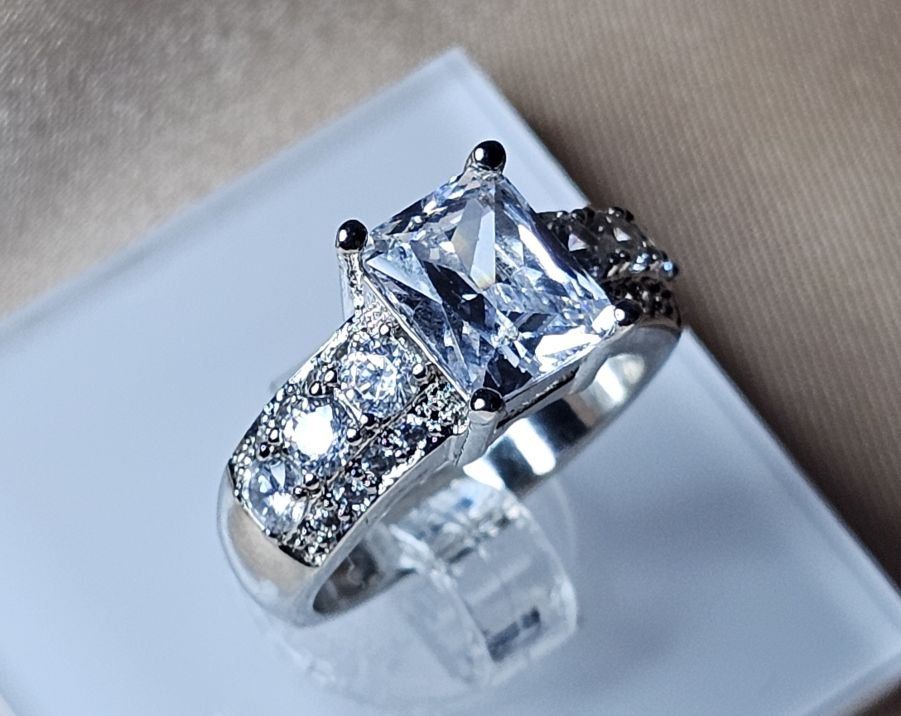 Anelli: Stilvoller Ring mit Zirkonia, 925 versilbert, Gr. 7 – Nuovo (secondo la descrizione) da Grenchen venduto da maretop 5