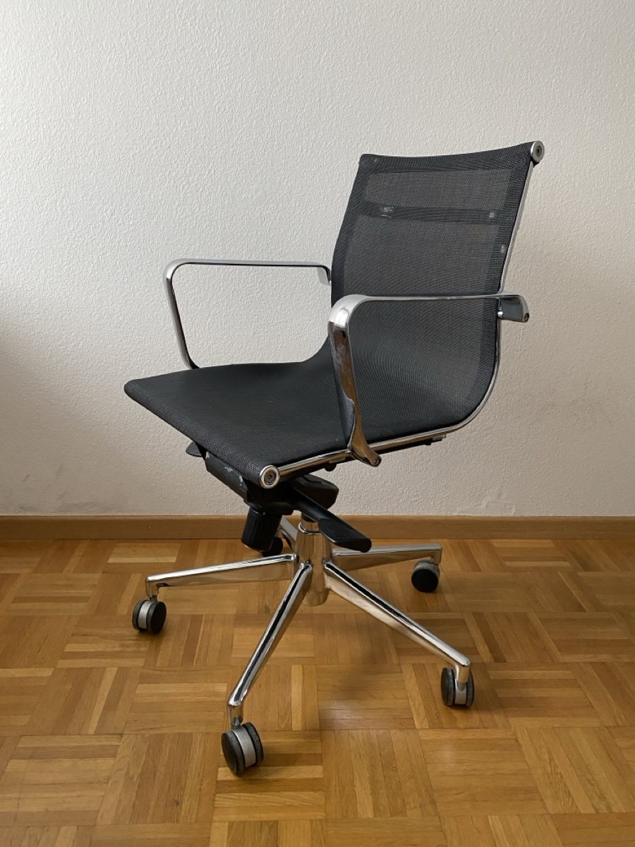 Stühle: Schwarzer Bürostuhl im Vitra / Eames EA Stil – Gebraucht aus Luzern von
