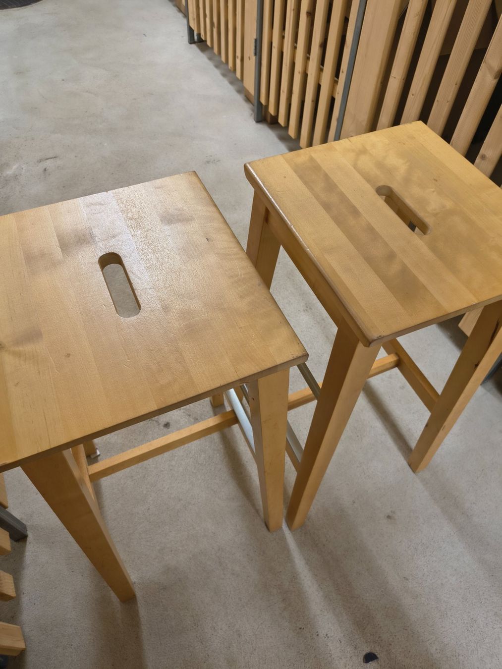 Ikea Set di tavolo e panche: Ikea Hochtisch und Hochstühle – Usato da Zürich venduto da car_w65f 2