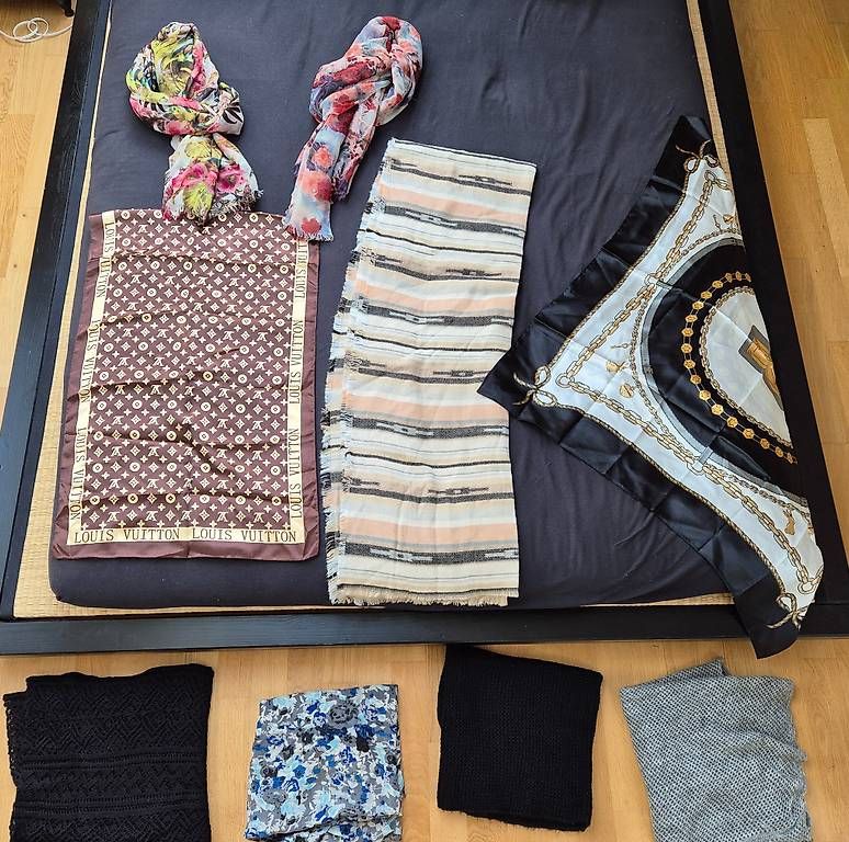Foulard & Sciarpe: Set mit 9 Schals / Foulards – Usato da Kriens venduto da Moana89