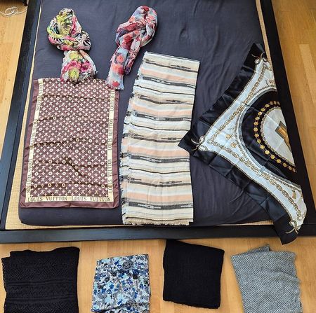 Set mit 9 Schals / Foulards