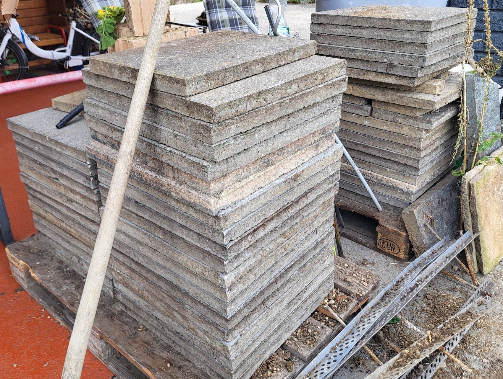 Bodenbeläge: Gartenplatten – Gebraucht aus Densbüren von plateo