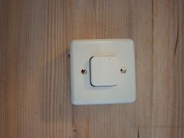 AP Schalter Schema 3 mit Ausbruch für Kabel in Mitte