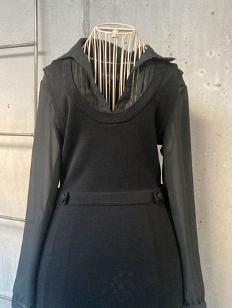 Elegantes Kleid mit transparenten Ärmeln