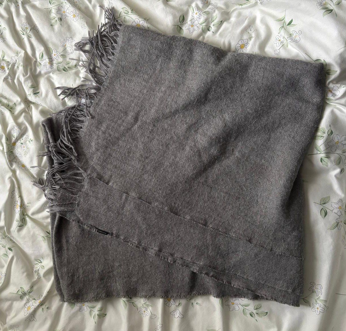 H&M Foulards, Tücher & Schals: Warmer H&M Schal im Herbst-Look, Grau – Gebraucht aus Bülach von reaos