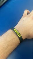 Pirelli Armband schwarz mit gelbem Logo 