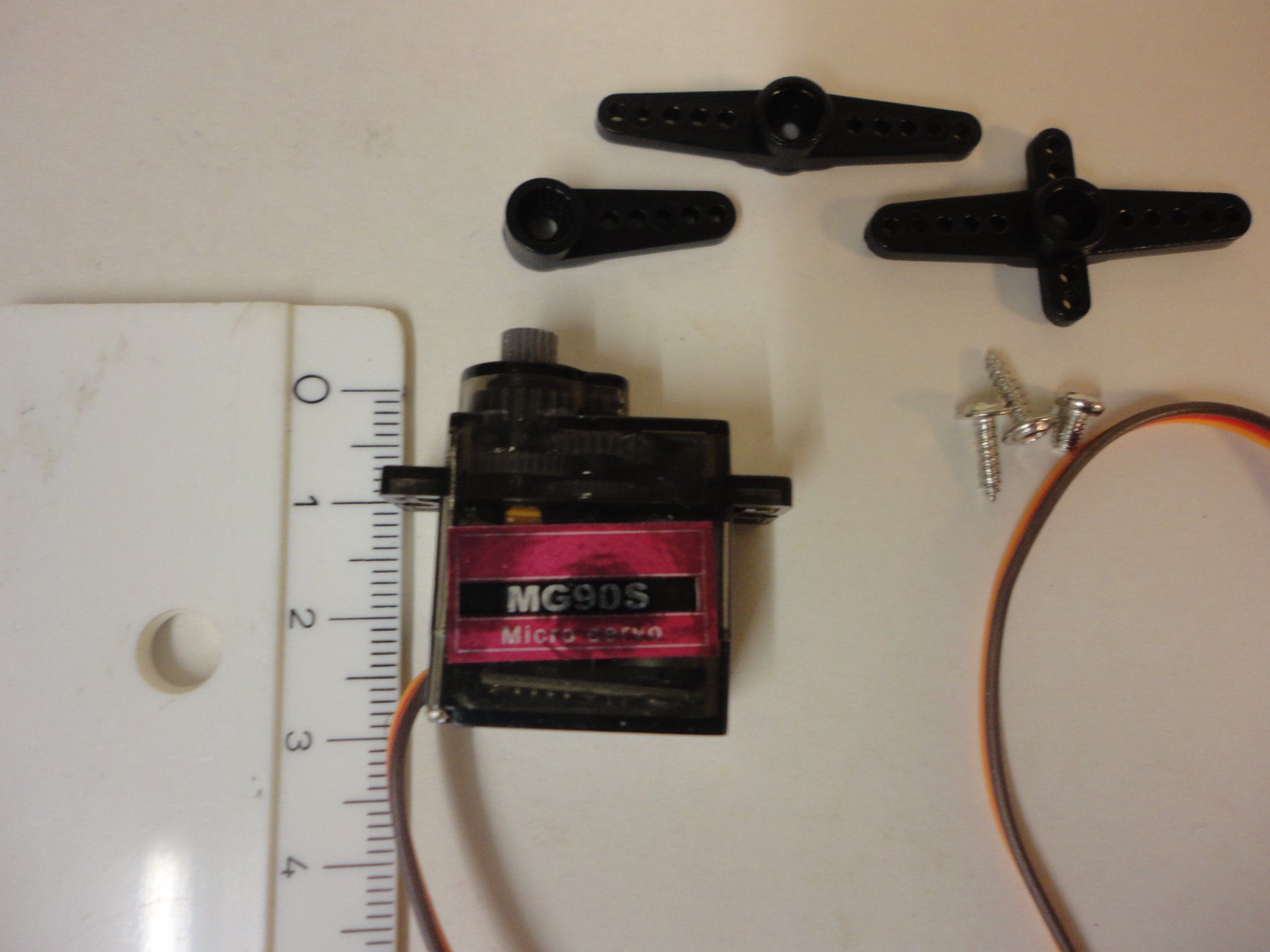 RC Modellbau: Micro Servo mit Metallgetriebe mit Zubehör – Neu und originalverpackt aus Horgen von RcModell 1