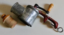 Alte Käseraffel mit Kurbel und Stössel aus Holz