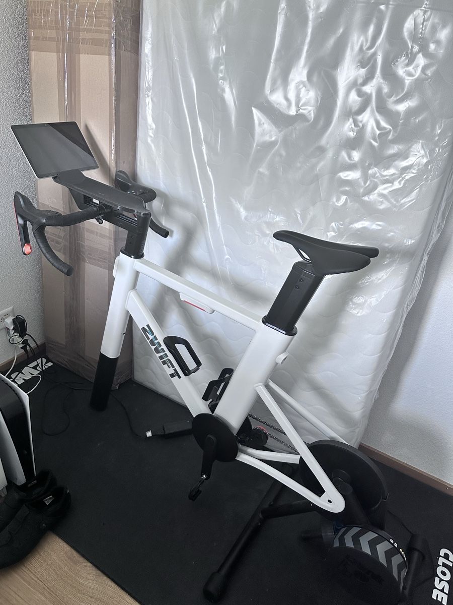 Zwift Vélos d'appartement: Zwift Bike Kickr Core 1 inkl. diverser Komponenten – Neuf (Voir description) à Baar par daenu99