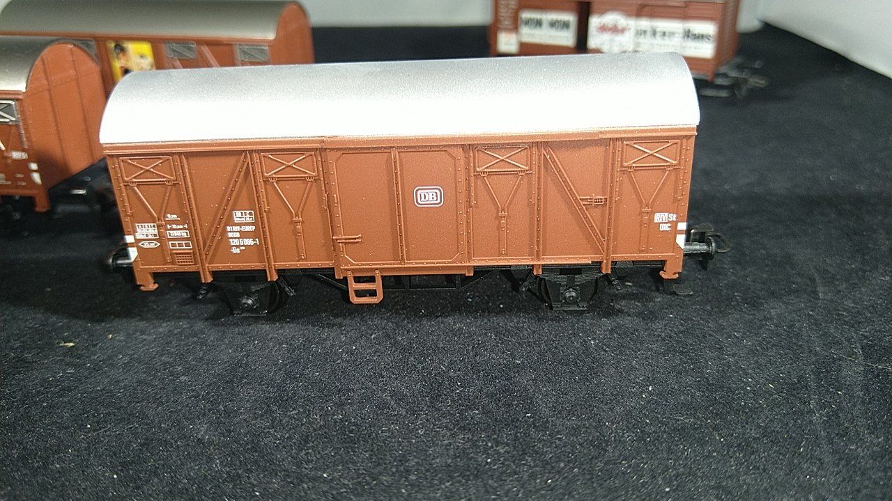 Märklin Modellini di ferrovie: 5 Gedeckte Güterwagen der DB mit Schlussleuchtenwagen – Usato da Uster venduto da Regenwurm61 2
