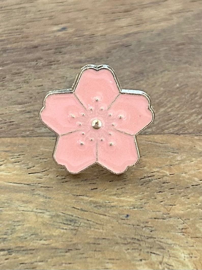 Placchette & Badge: Pin Blume – Nuovo e nell'imballaggio originale da Geneve venduto da vane267