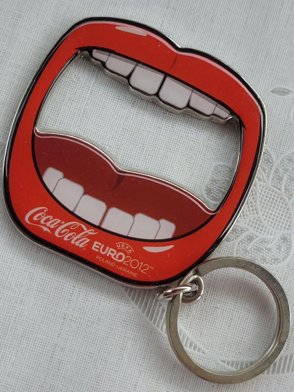 Tutte le decorazioni: Euro 2012 Flaschenöffner Coca-Cola neuwertig  – Usato da Buttikon SZ venduto da Renco