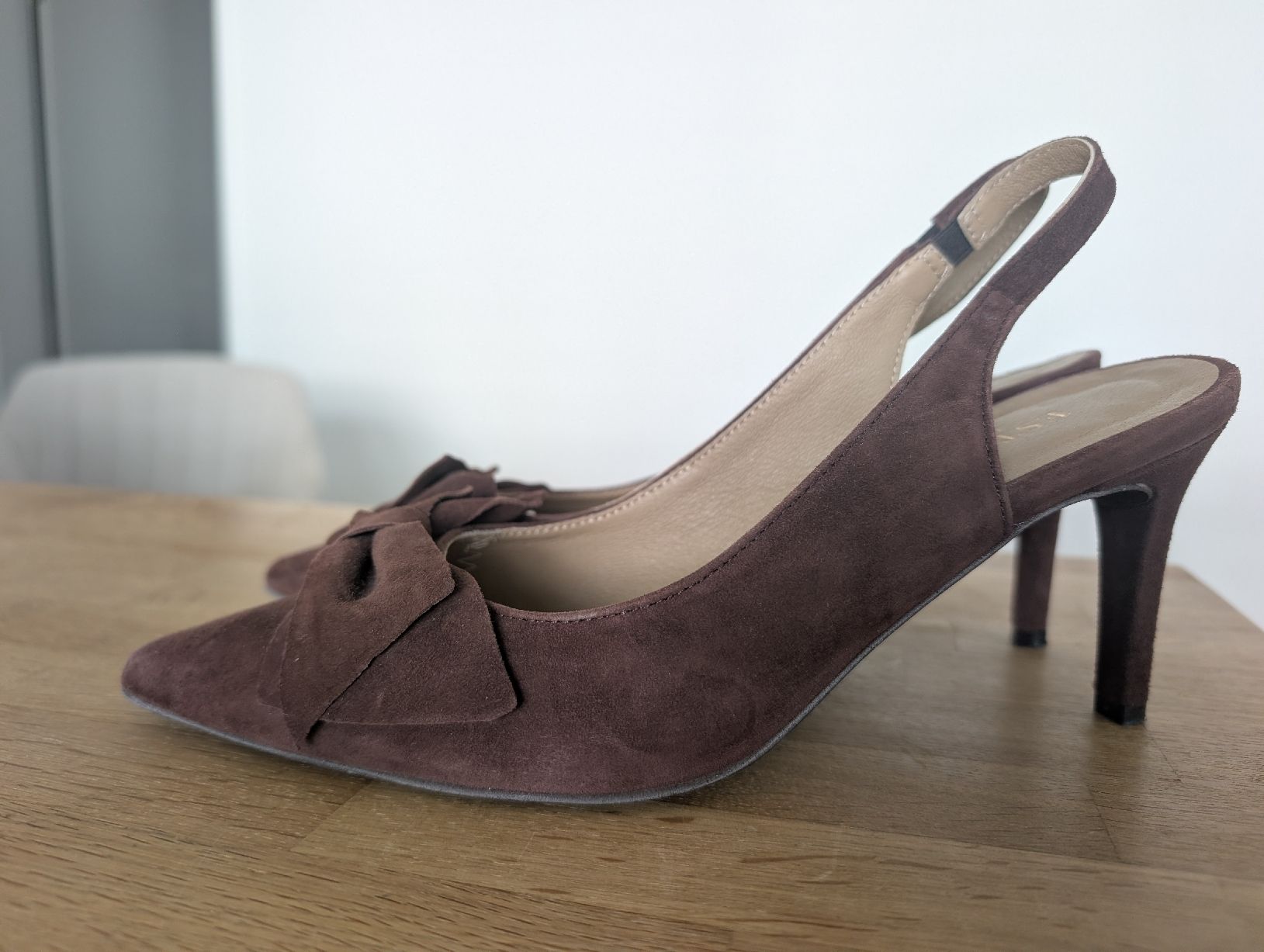 Scarpe da donna: Brown Suede Slingbacks with Bow Detail - Size 38.5  – Usato da Lachen SZ venduto da joa_rf9n 2