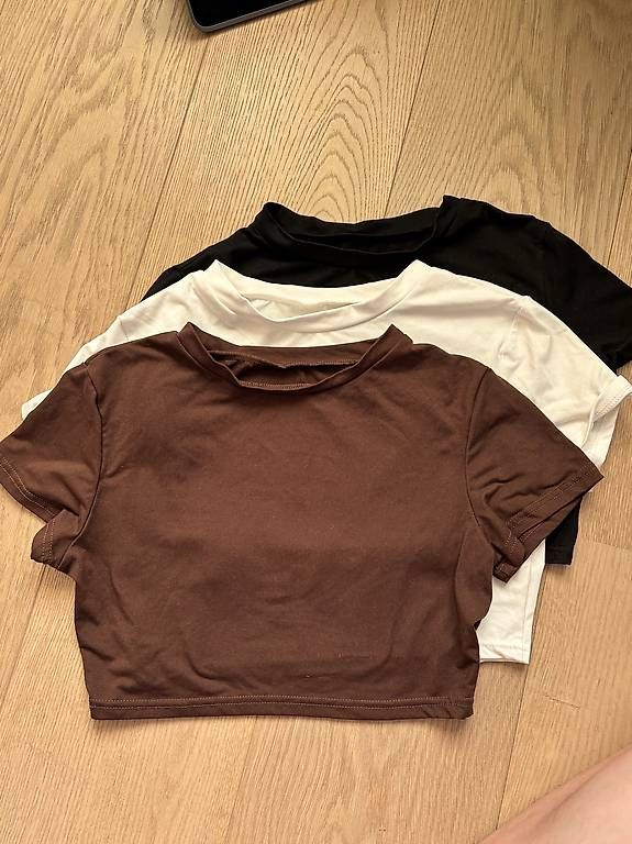 Top: 3 Tops XS  – Usato da Cademario venduto da ana_zp9b