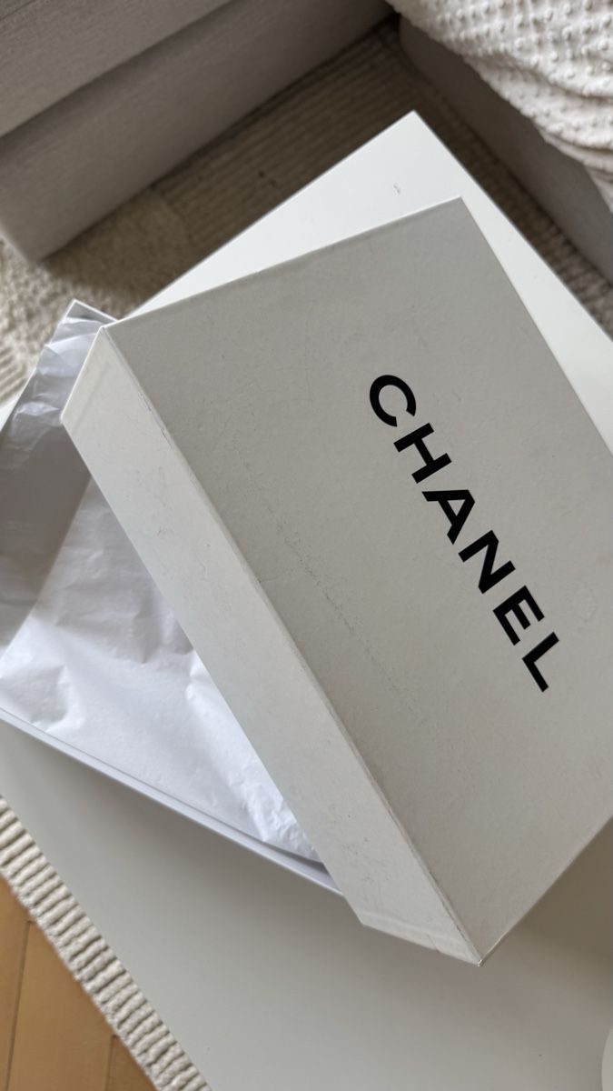 Sonstige Dekorationen & Accessoires: CHANEL cardboard box, with tissue paper – Gebraucht aus Zürich von brandy9