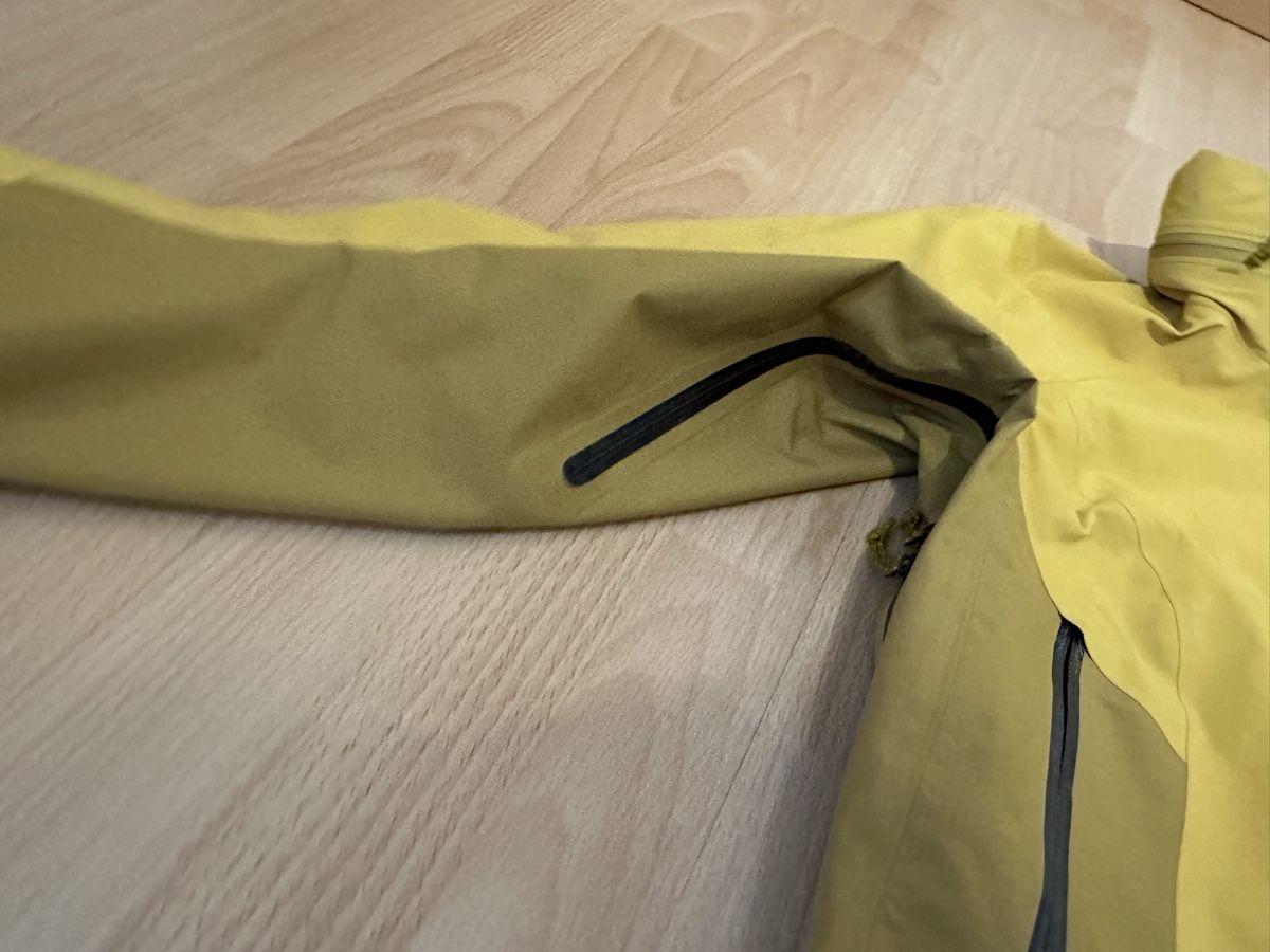 Arcteryx Giacche: Arcteryx Regenjacke gelb – Usato da Chur venduto da Sim7000 3