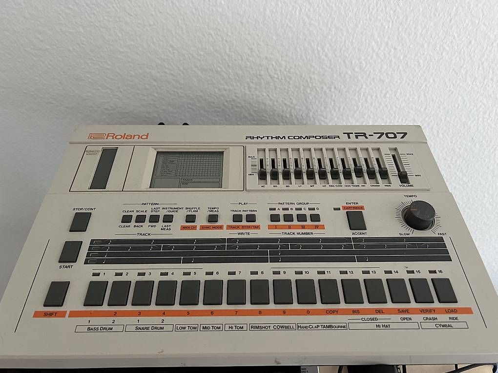 Roland Strumenti musicali: Roland Tr-707 Drummachine – Usato da Basel venduto da aleksbalks