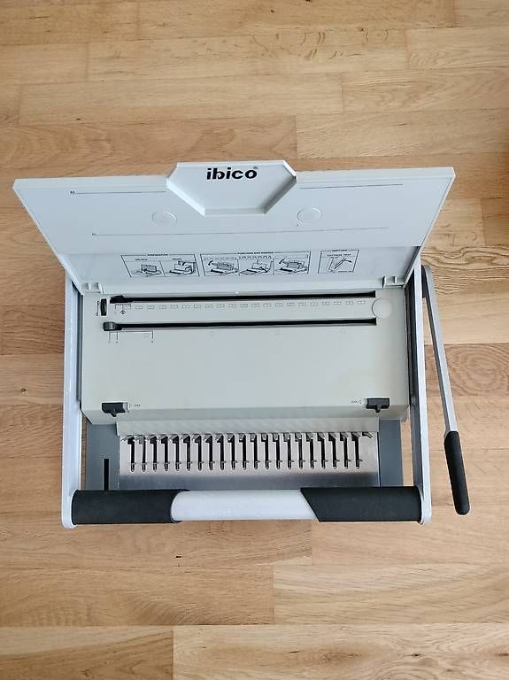 Ibico Macchine rilegatrici: Profi Bindegerät Ibico ibiMaster300 mit viel Bindematerial – Usato da Muri AG venduto da goodmood17 3