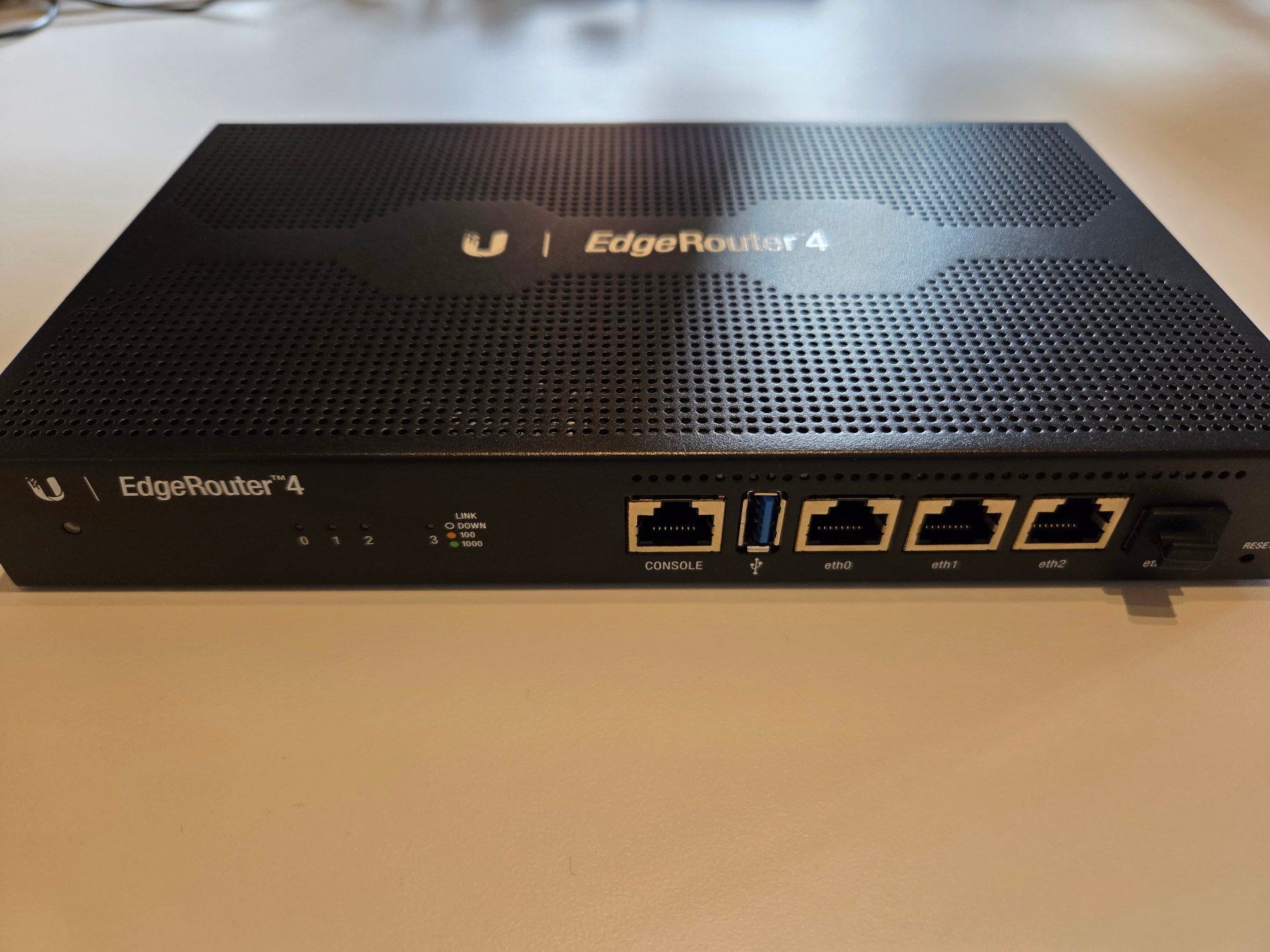 Ubiquiti Modem & Router: Ubiquiti EdgeRouter 4 Router – Usato da Davos Platz venduto da Epic 1