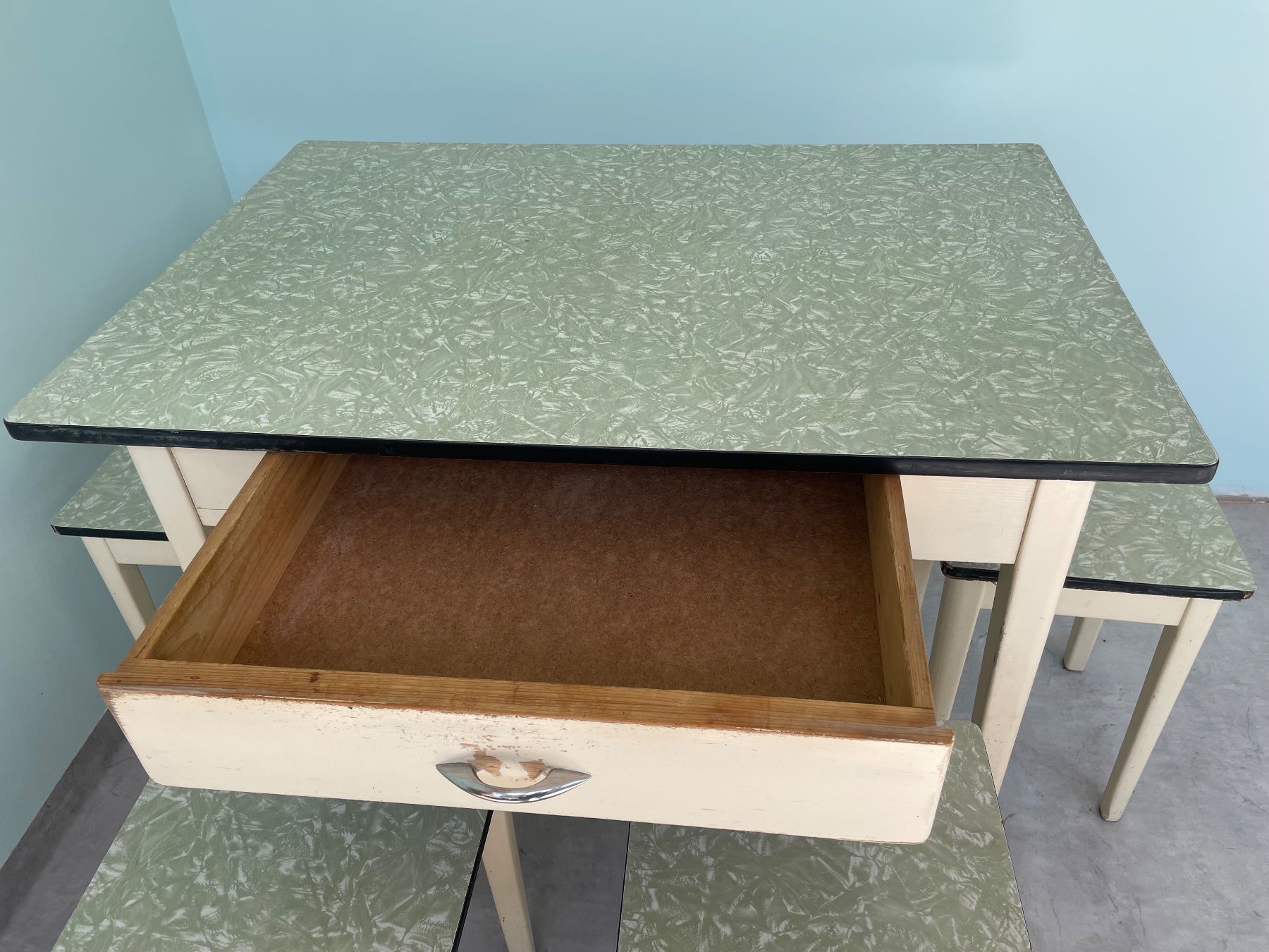 Set di tavolo e panche: Küchentisch mit 4 Taburettli 60er-Jahre – Usato da Biel/Bienne venduto da Rothar 1