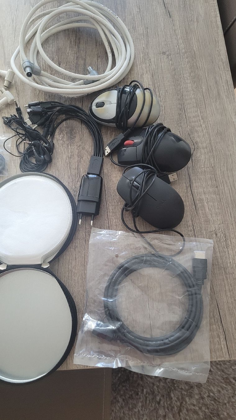 Kabel: Diverse Antennenkabel, verschiedene Ladegeräte, Mäuse, etc. – Gebraucht aus Schöfflisdorf von cri_8gn5 3