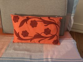 Kissen orange bestickt 50 x 30cm neuwertig