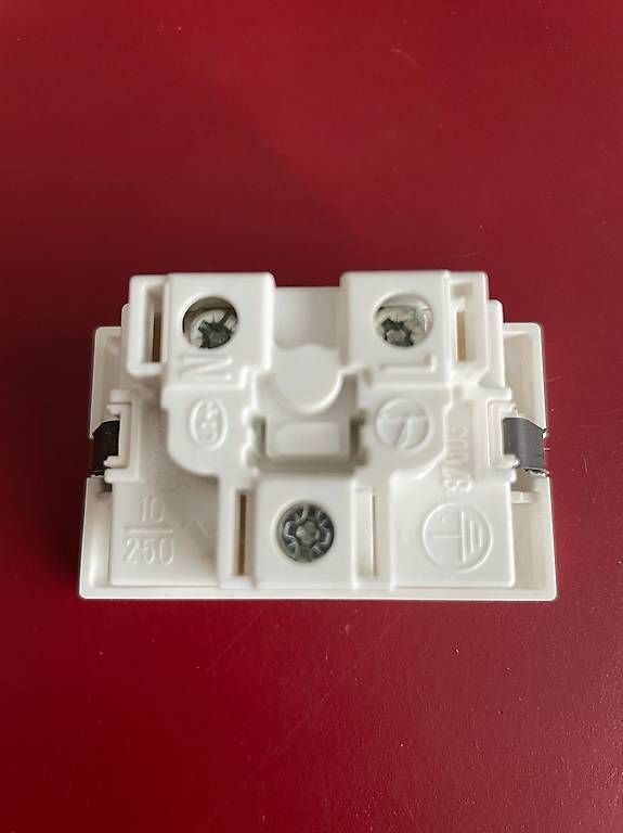 Hager Spine: Hager EB-Steckdosen 33 Stk. – Usato da Schötz venduto da Tech_Shop 1