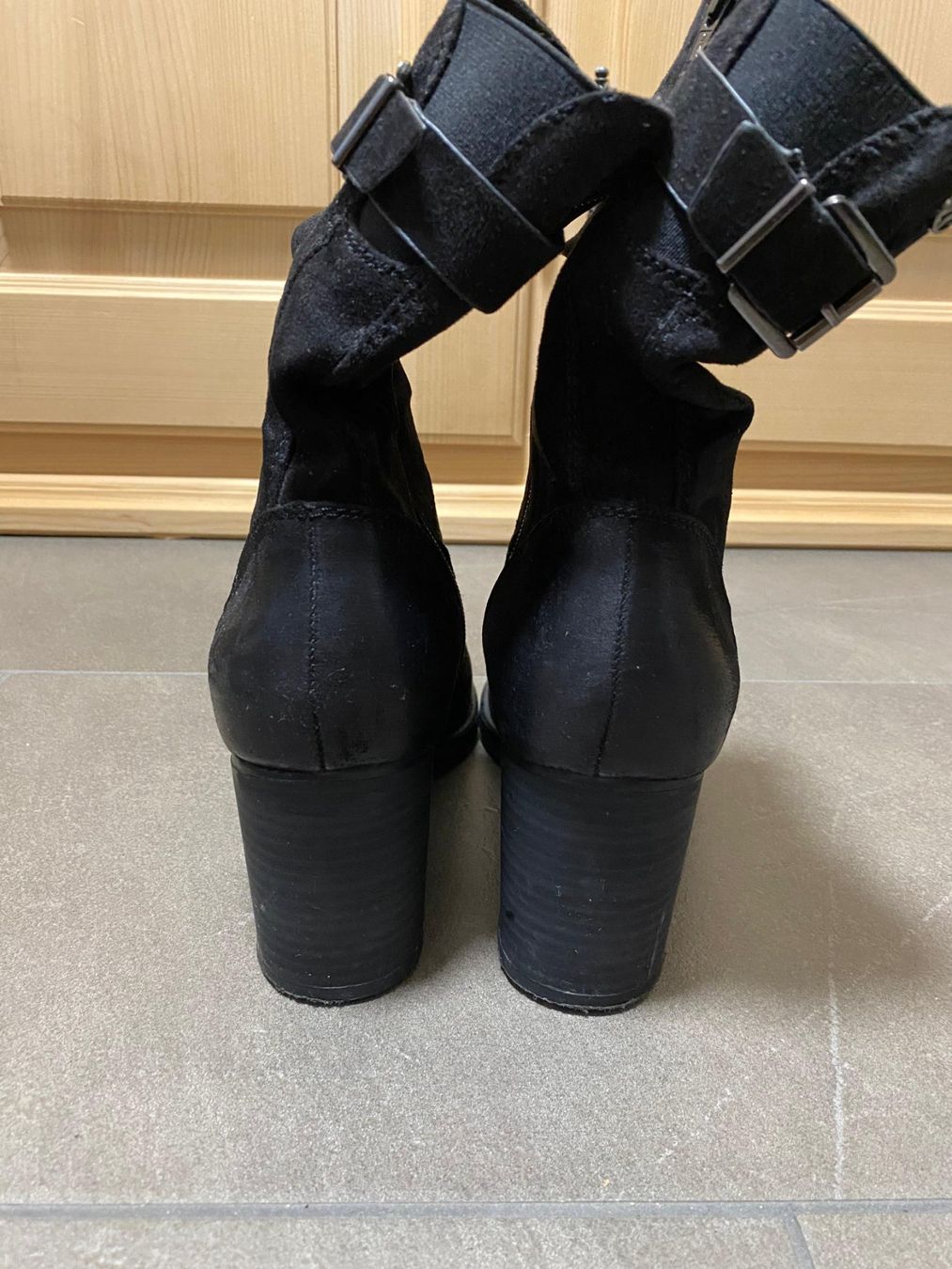 S.Oliver Scarpe da donna: Damen Stiefeletten schwarz mit Absatz – Usato da Vicosoprano venduto da abc258 2