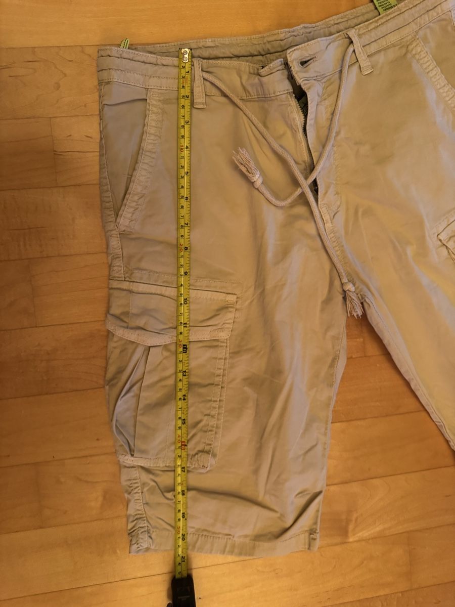Pantaloni: Khaki Cargo Shorts Size 30/44 – Usato da Gümligen venduto da PSK 3