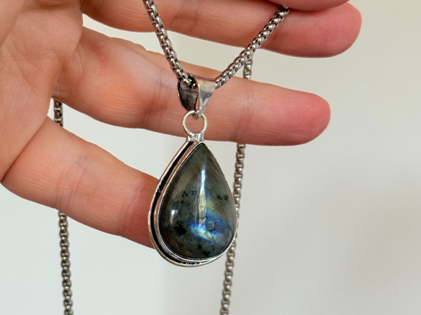 Ketten: Collier avec labradorite - Élégant & Naturel! – Neu und originalverpackt aus Genève von AWWA